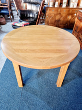 Load image into Gallery viewer, Oak Extending Dining Table