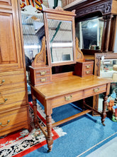Load image into Gallery viewer, Early 20th Century Walnut Mirror Back Dressing Table