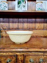 Load image into Gallery viewer, Vintage T G Green gripstand mixing bowl
